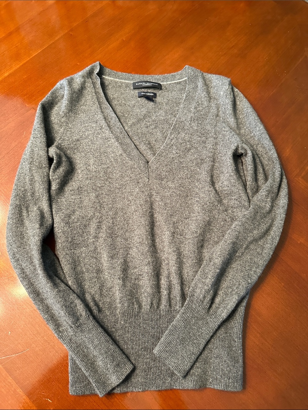 Banana Republic Heather Gray V-Neck Cashmere-Blend Sweater